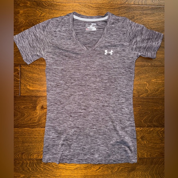 Under Armour Tops - Under Armour Loose T-Shirt Heatgear V-Neck Short Sleeve Top Eggplant Women's XS